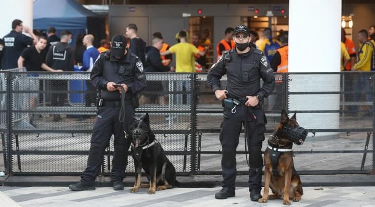 כוחות האבטחה מחוץ לבלומפילד (רדאד ג'בארה) כוחות האבטחה מחוץ לבלומפילד