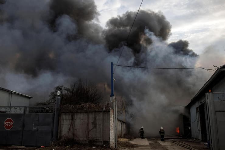 חרקוב אוקראינה שריפה ב מפעל בעקבות הפגזות של רוסיה