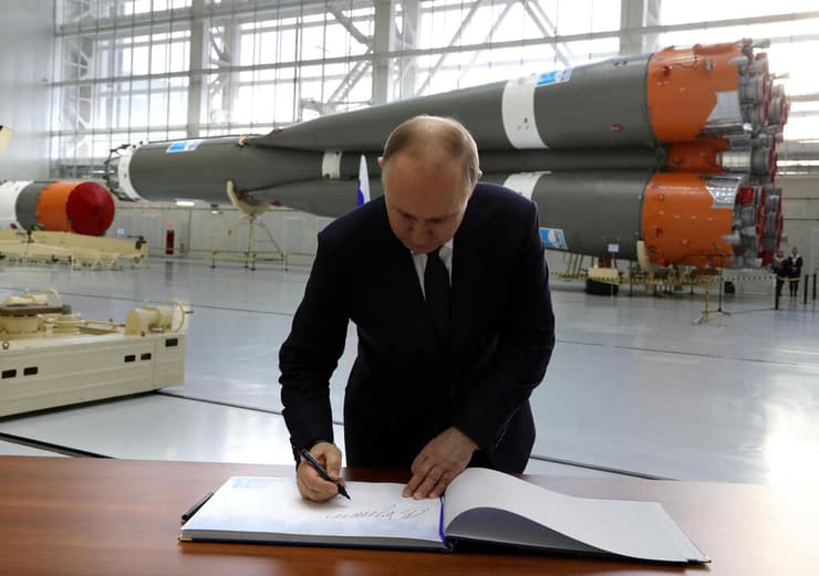 נשיא רוסיה ולדימיר פוטין ביקור מרכז חלל ב מזרח הרחוק של ארצו מלחמה עם אוקראינה