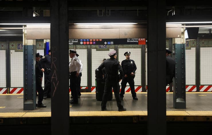 שוטרים ברכבת התחתית בברוקלין 