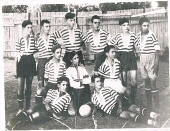 קבוצת הכדורגל סיני ב-1933 בביטולה. בתמונה מופיעים בין השאר ניסים קסורלה ומשה אלווה