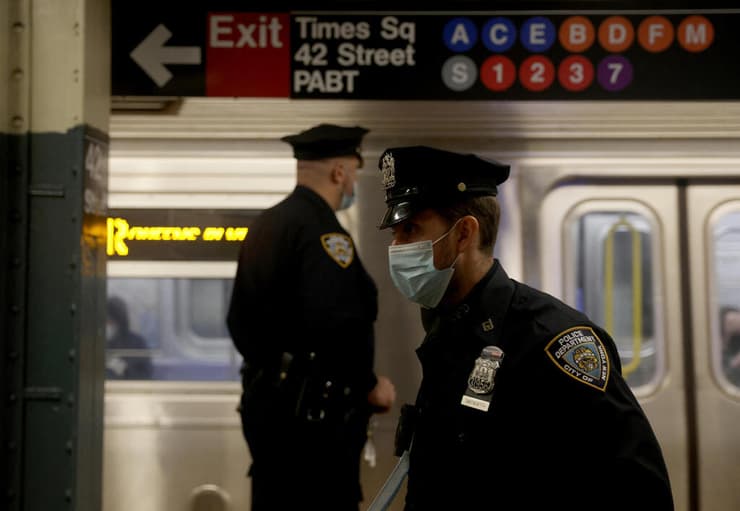 שוטרים בתחנת הרכבת בברוקלין  אחרי האירוע 