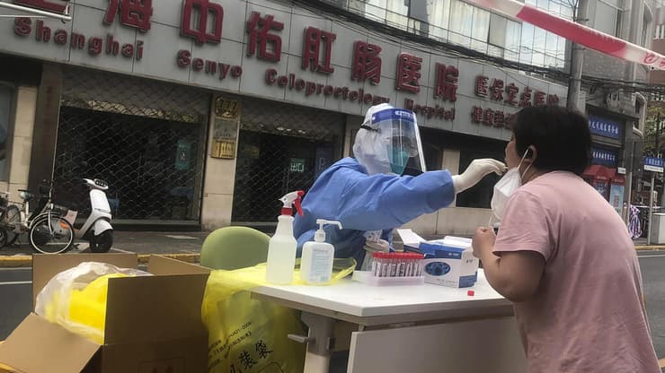 בדיקת קורונה במהלך סגר קורונה ב שנגחאי סין