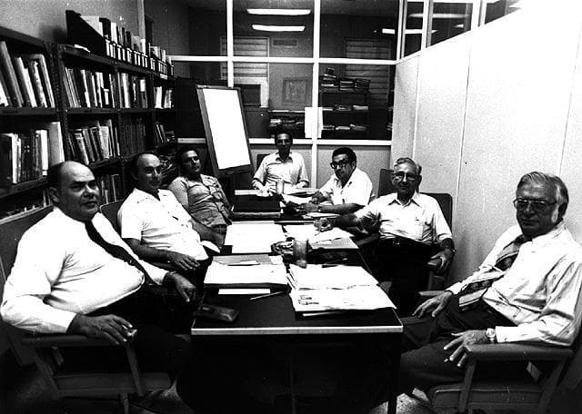 פגישה של ועד הקהילה היהודית, קינגסטון, ג'מייקה, 1980. איינסלי הנריקס שני משמאל