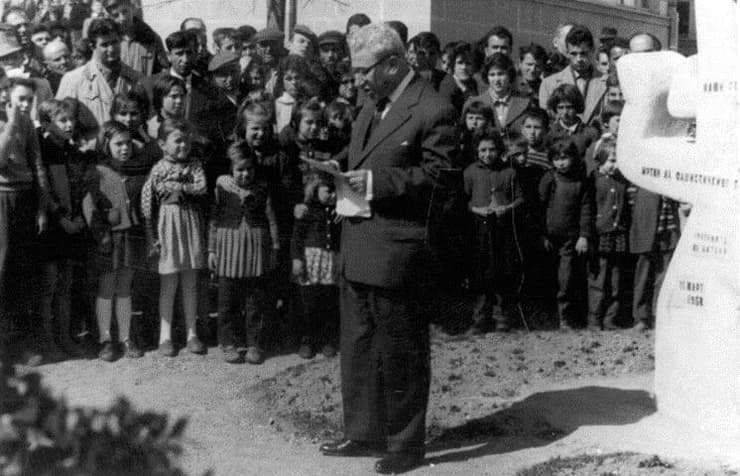 ד"ר חיים אברבנאל חונך את האנדרטה בביטולה לזכר הקהילה שאבדה, ב-1958