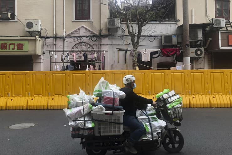 משלוחי מזון ב שנגחאי במהלך סגר קורונה בעיר ב סין