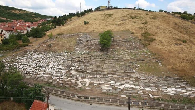 פרויקט שימור בית העלמין בביטולה, מקדוניה. עד אוקטובר 2016 נחשפו כאלפיים מצבות על פני כרבע משטח בית הקברות