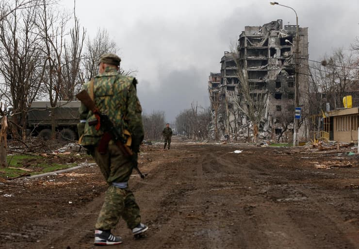 לוחמים חיילים פרו-רוסים ב מריופול שם הם נלחמים ב כוחות צבא אוקראינה מלחמה עם רוסיה צולם ליד מפעל מתכות אזובסטל שבו מתבצרים האוקראינים