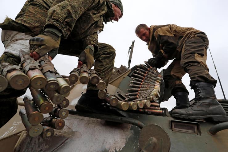 לוחמים חיילים פרו-רוסים ב מריופול שם הם נלחמים ב כוחות צבא אוקראינה מלחמה עם רוסיה