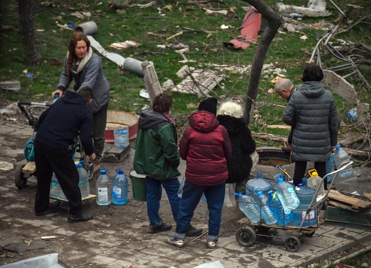 תושבים ב מריופול שצולמו במהלך סיור שארגן צבא רוסיה בעיר מריופול אוקראינה 