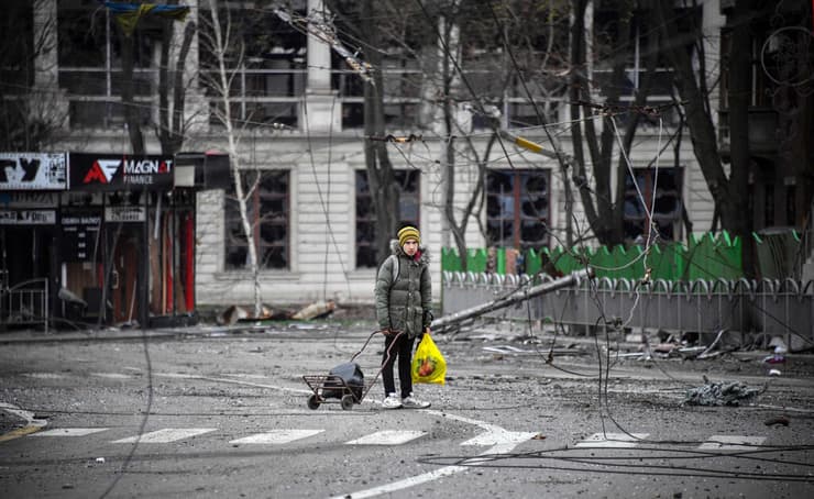 תושבים ב מריופול שצולמו במהלך סיור שארגן צבא רוסיה בעיר מריופול אוקראינה 