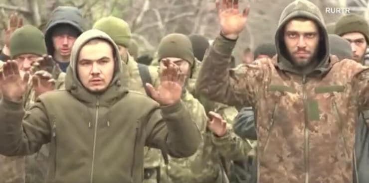 רוסיה פרסמה סרטון שמתעד לכאורה חיילים אוקראינים שנכנעו ב מריופול