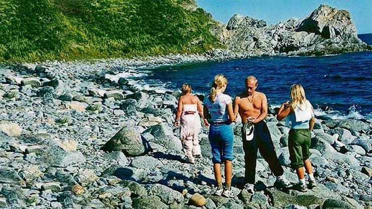 משפחת פוטין בחופשה בים השחור ב־2002. משמאל לימין: לודמילה (היום גרושת הנשיא), מריה, פוטין וקתרינה