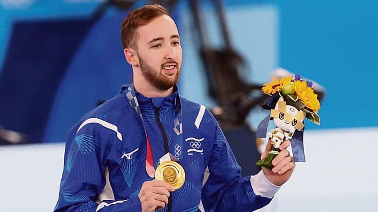 ארטיום דולגופיאט עם מדליית הזהב באולימפיאדת טוקיו 2020