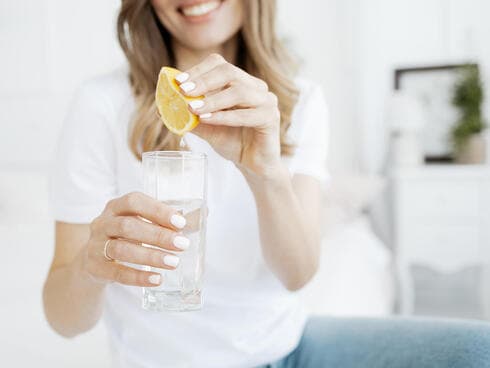 שתו מיד לאחר שאתם קמים כוס מים פושרים עם חצי לימון טרי סחוט וכפית זרעי צ׳יה