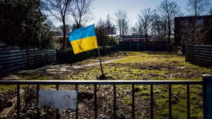 דגל אוקראינה שהוצב על שטח שעל פי הטענות, נרכש על ידי חתנו של ולדימיר פוטין