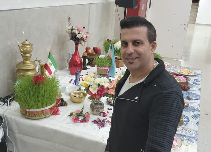 רני עמרני בחג נורוז הפרסי, ליד שולחן סדר נורוז