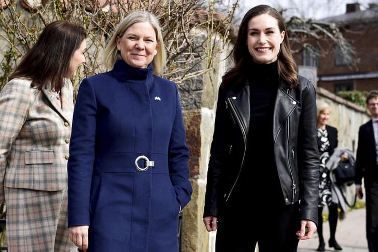 ראש ממשלת שבדיה מגדלנה אנדשון (שמאל) עם ראש ממשלת פינלנד סאנה מרין בביקור שערכה מרין ב שטוקהולם