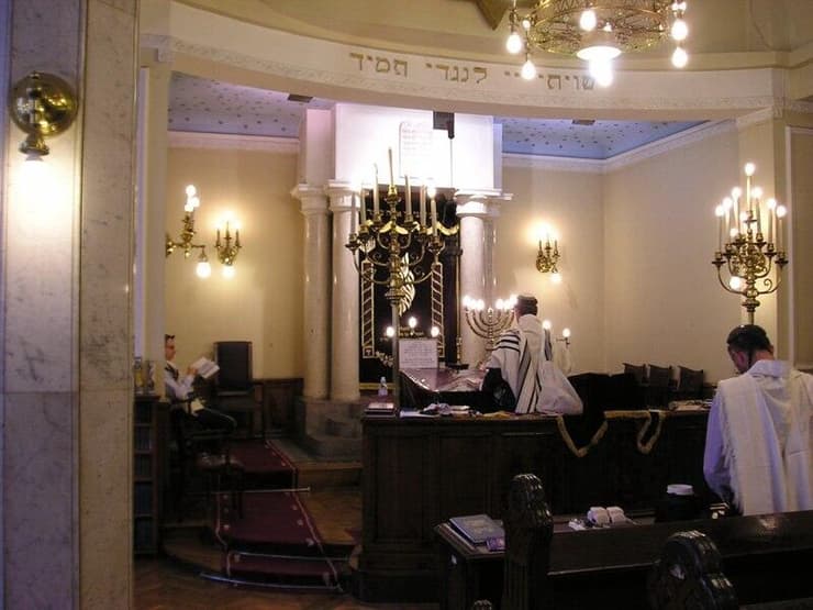 תפילה בבית הכנסת