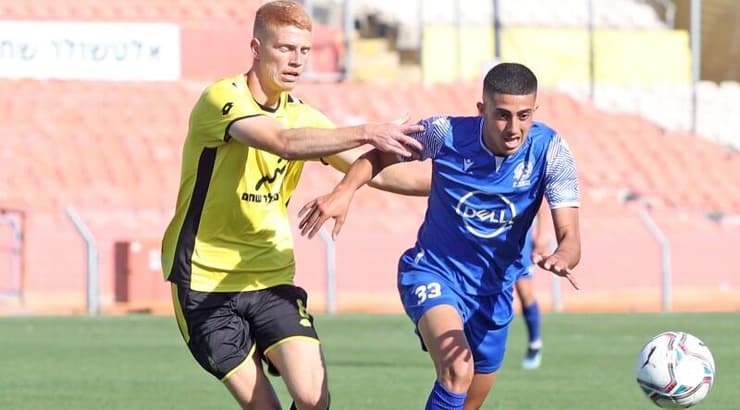 אילי צעירי אחרי הכדור