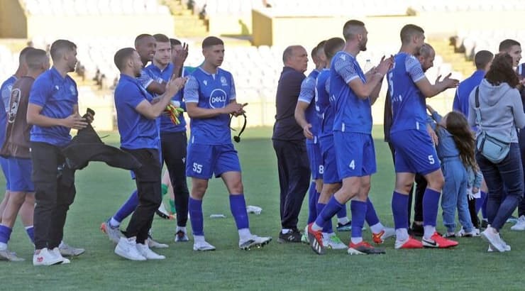 שחקני מכבי פ"ת חוגגים