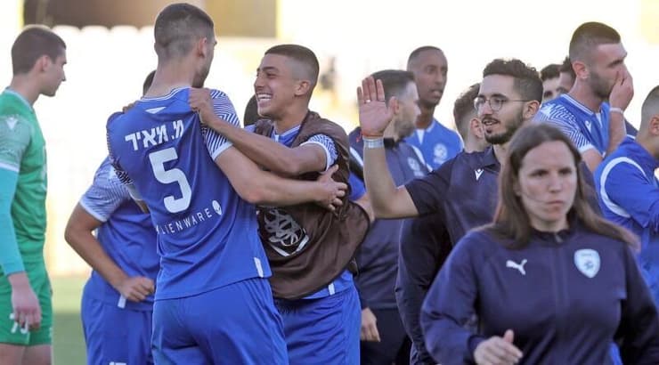 שחקני מכבי פ"ת חוגגים