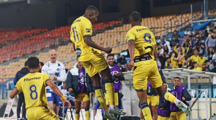 שחקני מכבי תל אביב חוגגים (לילך וויס-רוזנברג) שחקני מכבי תל אביב חוגגים