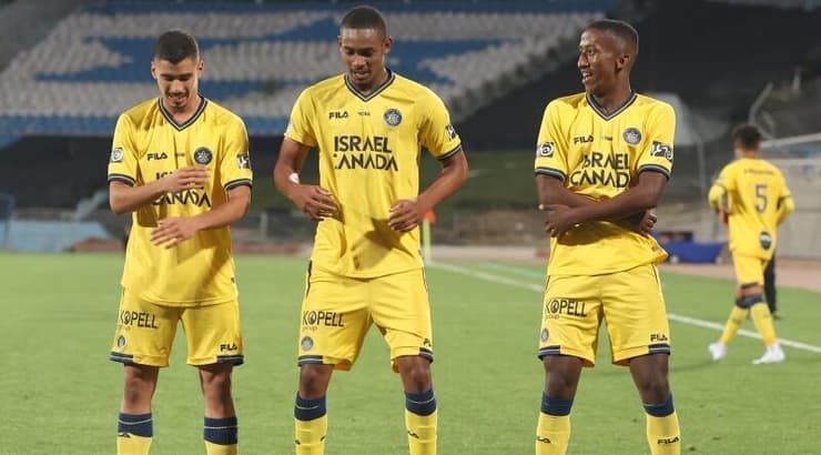 שחקני מכבי תל אביב חוגגים (לילך וויס-רוזנברג) שחקני מכבי תל אביב חוגגים