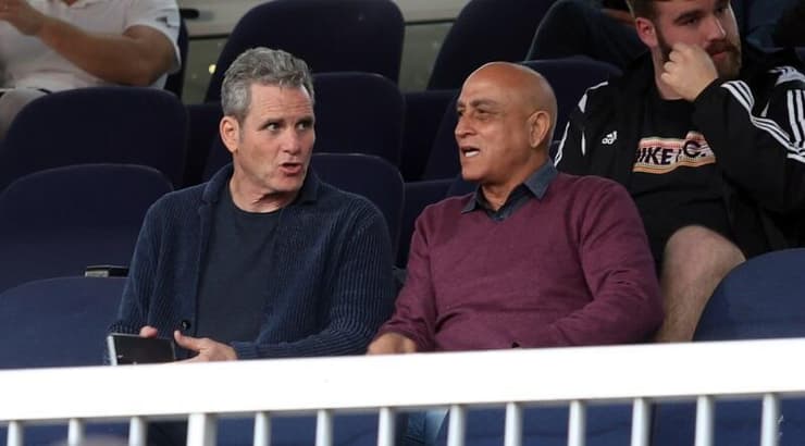 בוני גינזבורג ומשה סיני ביציע