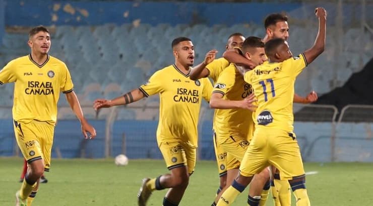 שחקני מכבי תל אביב חוגגים עם בר לין (לילך וויס-רוזנברג) שחקני מכבי תל אביב חוגגים עם בר לין