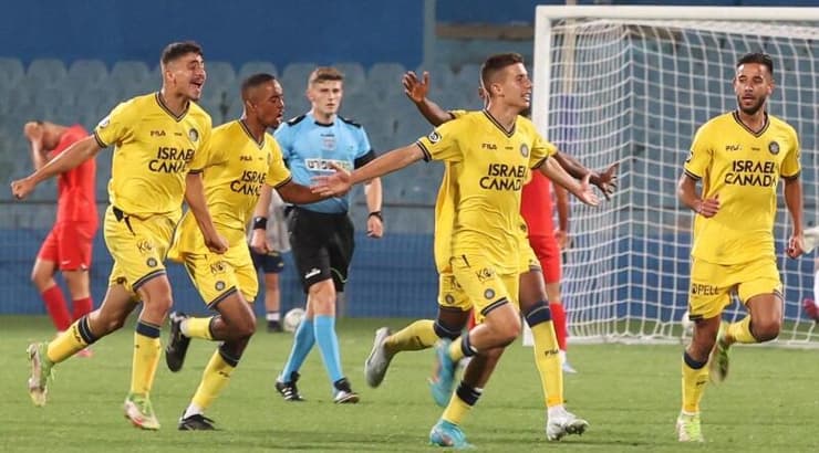 שחקני מכבי ת"א חוגגים (לילך וויס-רוזנברג) שחקני מכבי ת"א חוגגים