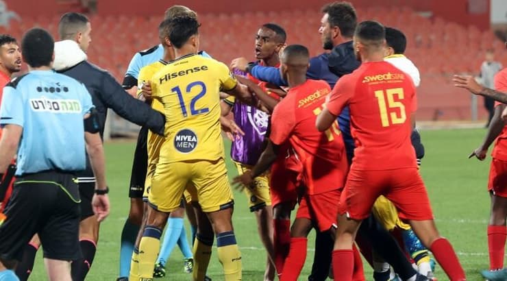 שחרני אשדוד ומכבי תל אביב בעימות (לילך וויס-רוזנברג) שחרני אשדוד ומכבי תל אביב בעימות