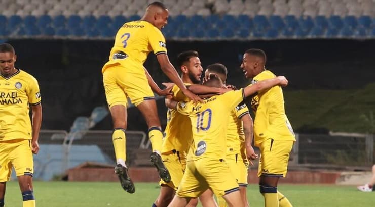 שחקני מכבי תל אביב חוגגים (לילך וויס-רוזנברג) שחקני מכבי תל אביב חוגגים