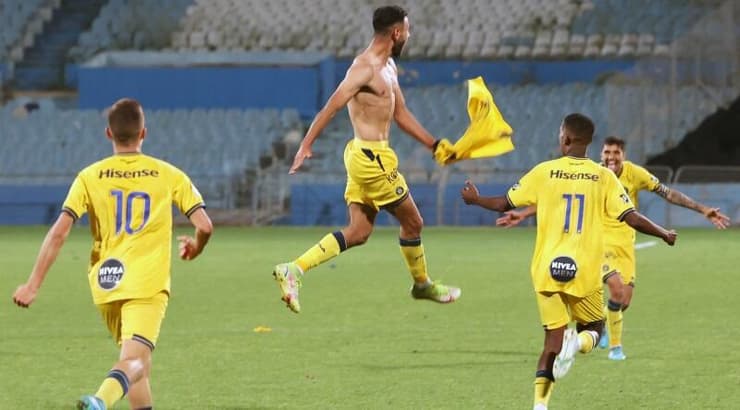 שחקני מכבי תל אביב חוגגים (לילך וויס-רוזנברג) שחקני מכבי תל אביב חוגגים