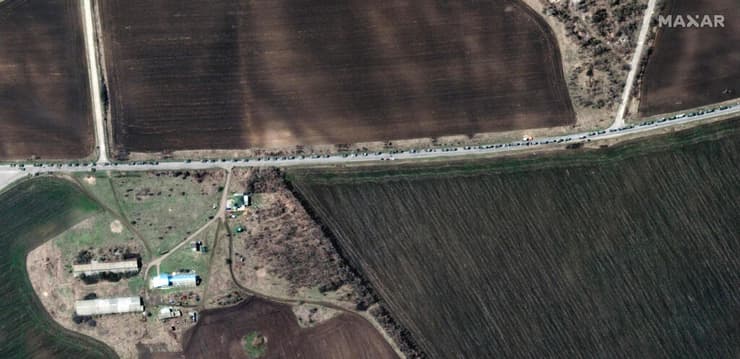 צילום לוויין שיירה של כוחות צבא רוסיה נעים ב מחוז לוהנסק בחבל דונבאס ש מזרח אוקראינה 