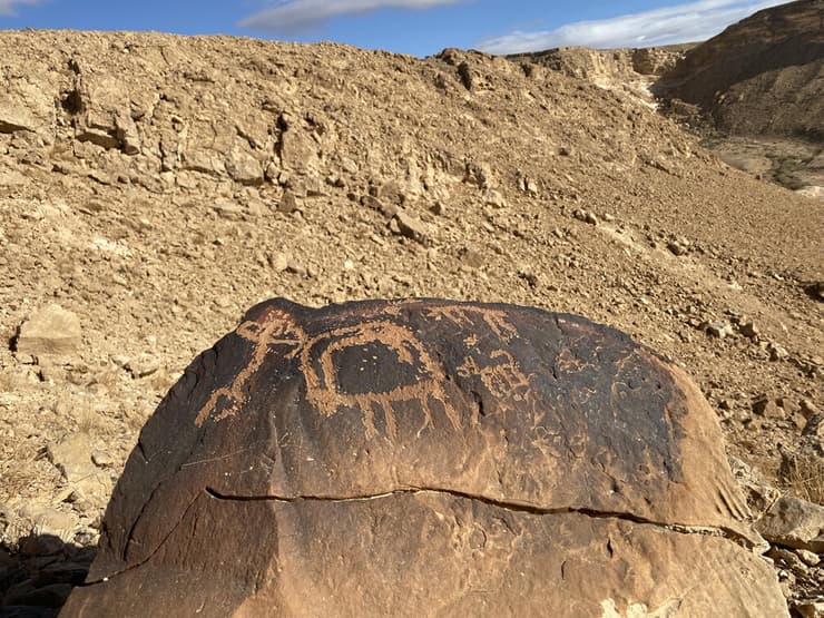 ציור סלע המתאר ציד של בעל חיים גדול בהר כרכום