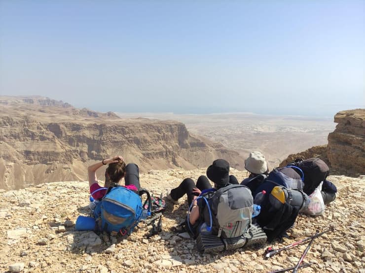 מטיילים מקטע בריכת צפירה-מצדה של שביל ישראל במדבר יהודה