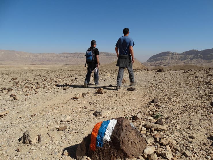 מטיילים על שביל ישראל במכתש הקטן