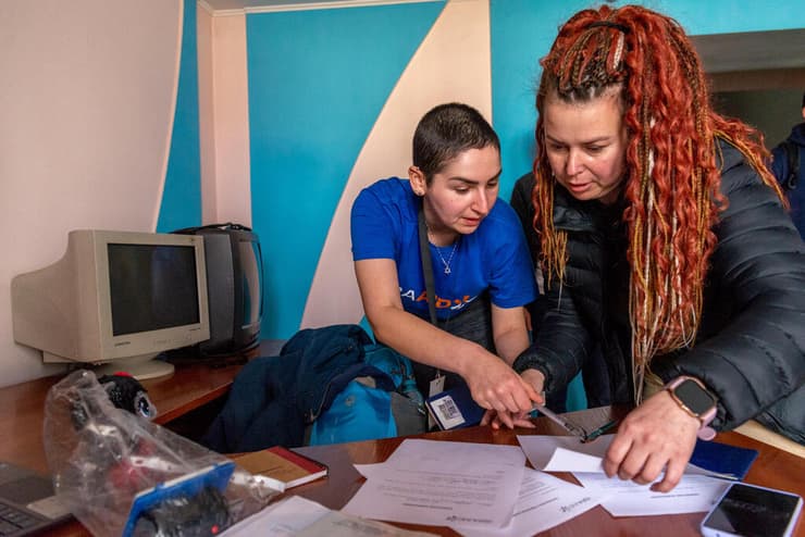 מתנדבי IsarAID פועלים מול פליטי מלחמה בגבול רומניה אוקראינה