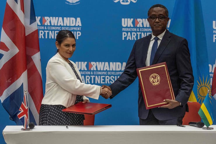 פריטי פאטל שרת הפנים של בריטניה חותמת על הסכם ב רואנדה עם שר החוץ וינסנט בירוטה