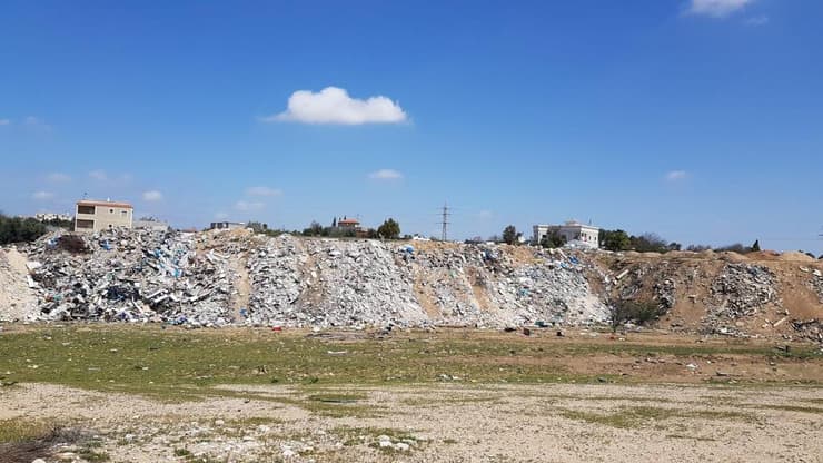 פסולת בניין ליד מבני מגורים בתל שבע