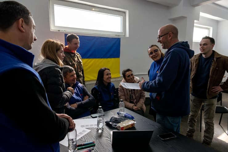 מתנדבי IsarAID פועלים מול פליטי מלחמה בגבול רומניה אוקראינה