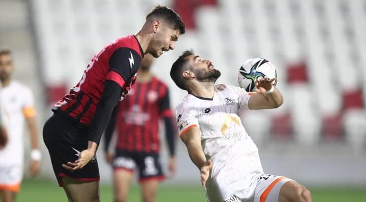 אמיר רוסתום במאבק על הכדור (רדאד ג'בארה) אמיר רוסתום במאבק על הכדור