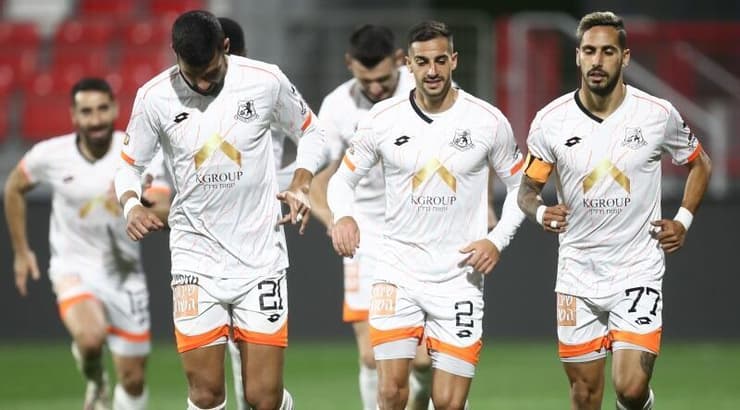 שחקני בני יהודה חוגגים (רדאד ג'בארה) שחקני בני יהודה חוגגים