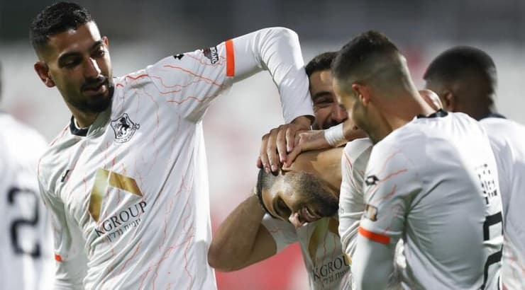 שחקני בני יהודה חוגגים (רדאד ג'בארה) שחקני בני יהודה חוגגים