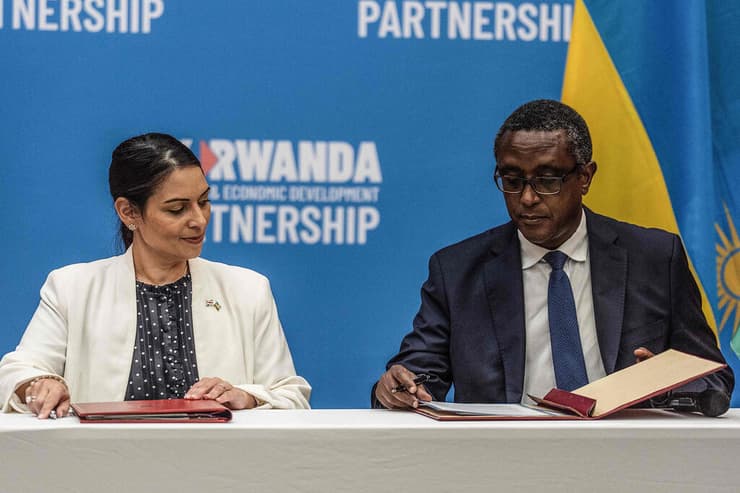 פריטי פאטל שרת הפנים של בריטניה חותמת על הסכם ב רואנדה עם שר החוץ וינסנט בירוטה