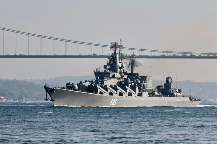 פיצוץ ונזק כבד באונייה "מוסקבה" שתקפה את "אי הנחשים"; אוקראינה: "ירינו עליה טילים"