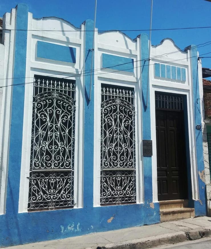 הכניסה לבית הכנסת בסנטיאגו דה קובה. למעט מגן דוד קטן ליד הדלת, אין כל סממן יהודי או שלט שמציין כי מדובר בבית כנסת