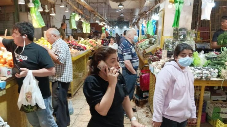 הכנות אחרונות לחג בשוק תלפיות בחיפה