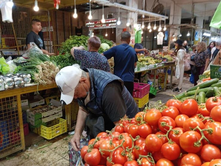 הכנות אחרונות לחג בשוק תלפיות בחיפה